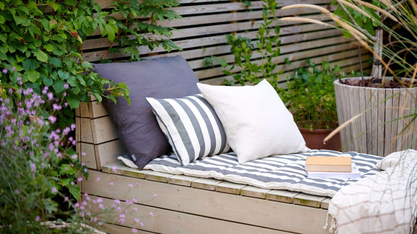 Hyggeligt loungemiljø med puder og tæppe – inspirationsbillede fra Kitchen Living Dining i Ringsted Designer Outlet