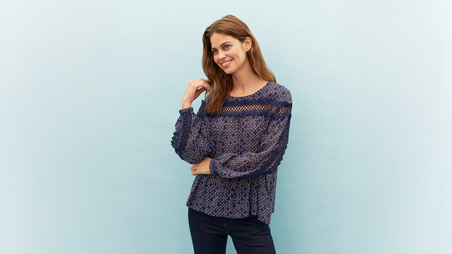Kvinde iført mønstret bluse fra Masai – inspirationsbillede fra Masai i Ringsted Designer Outlet