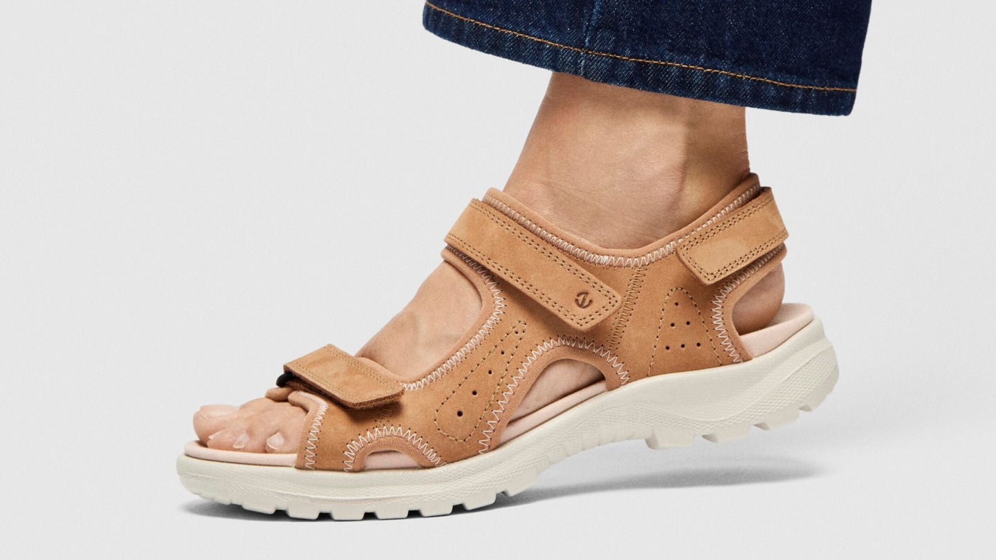 Kvindefod iført lysebrun ecco sandal - inspirationsbillede fra Ecco i Ringsted Designer Outlet