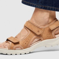 Kvindefod iført lysebrun ecco sandal - inspirationsbillede fra Ecco i Ringsted Designer Outlet