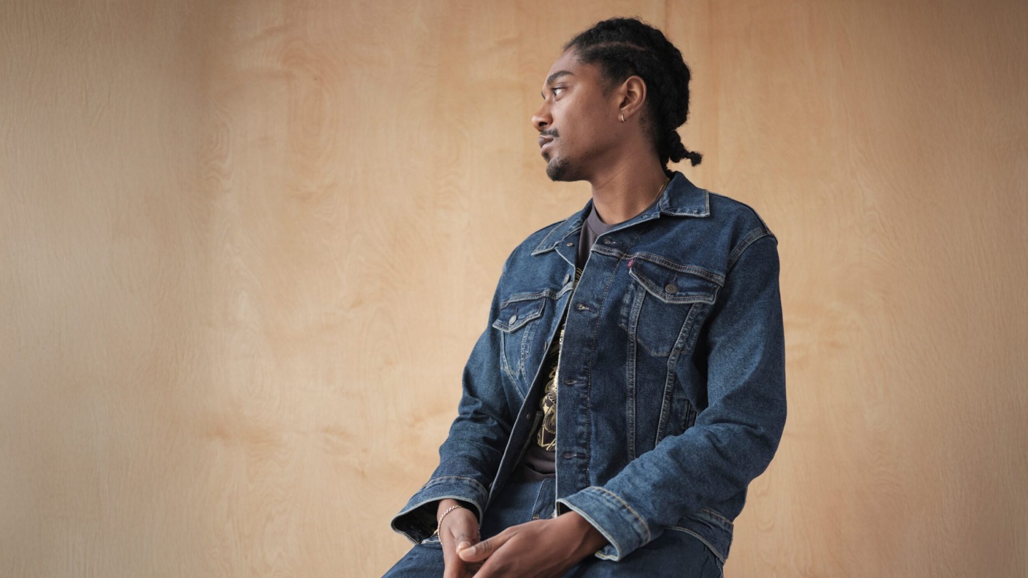 Mand iført denimjakke fra Levi’s – inspirationsbillede fra Levi’s i Ringsted Designer Outlet