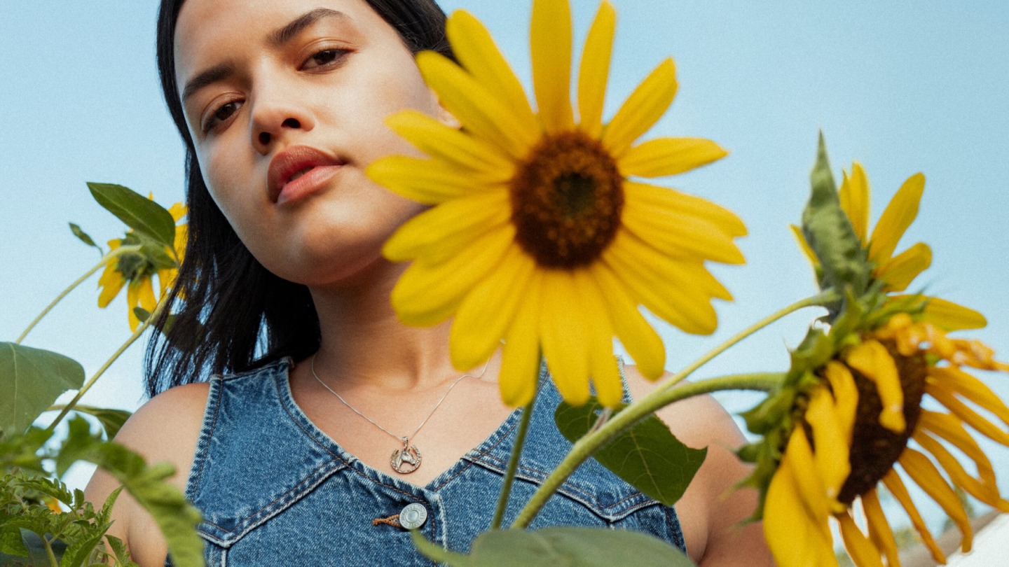 Kvinde i solsikkemark iført denim fra Levi's. Inspirationsbillede fra Levi's som sælger fashion til mænd og kvinder i Ringsted Designer Outlet.