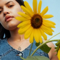 Kvinde i solsikkemark iført denim fra Levi's. Inspirationsbillede fra Levi's som sælger fashion til mænd og kvinder i Ringsted Designer Outlet.