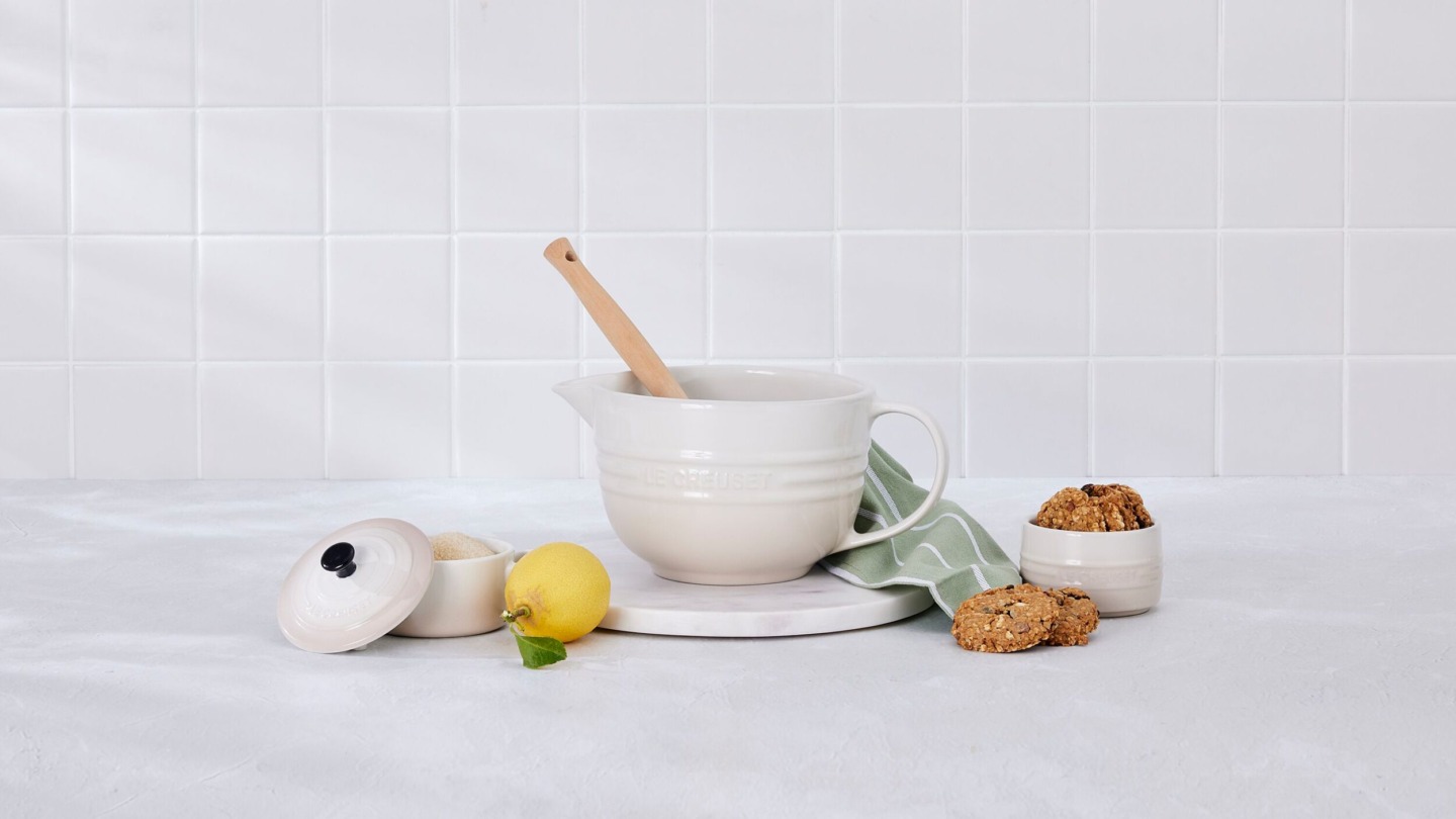 Stentøj fra Le Creuset på køkkenoverflade. Inspirationsbillede fra Le Creuset i Ringsted Designer Outlet.