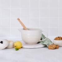 Stentøj fra Le Creuset på køkkenoverflade. Inspirationsbillede fra Le Creuset i Ringsted Designer Outlet.