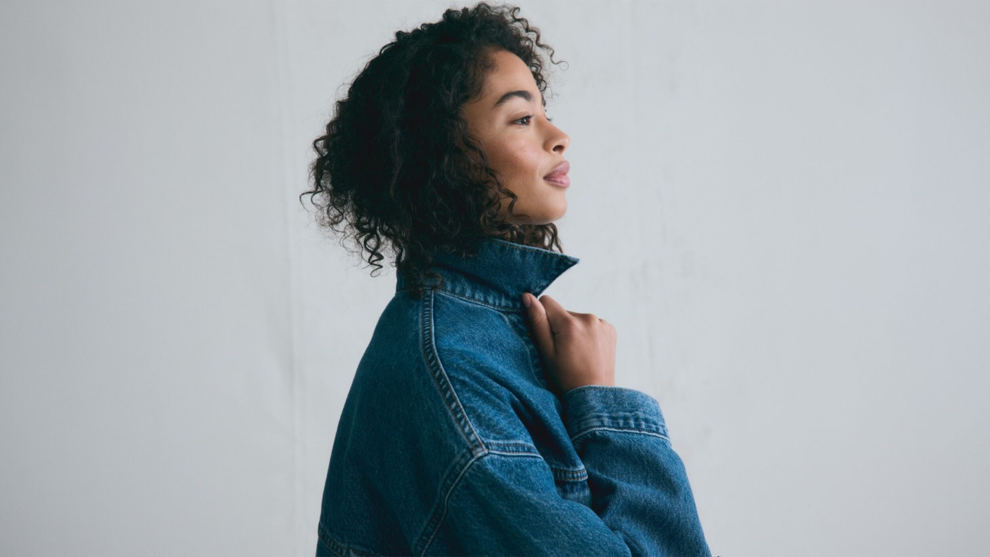 Kvinde iført blå denimjakke fra Levi’s Factory Outlet i Ringsted Designer Outlet