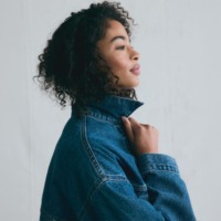Kvinde iført blå denimjakke fra Levi’s Factory Outlet i Ringsted Designer Outlet