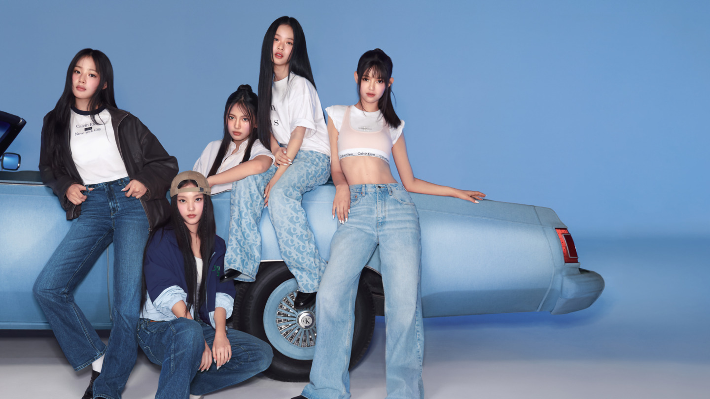 Unge kvinder iført denim jeans fra Calvin Klein - inspiration til shopping i Calvin Klein Outlet i Ringsted Designer Outlet - Danmarks eneste rigtige outletby. I Calvin Klein kan man købe modetøj til både dame og herre og er særligt kendt for sine ikoniske jeans og undertøj som f.eks. bokseshorts.