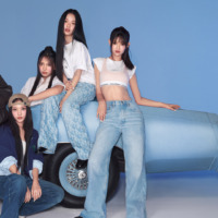 Unge kvinder iført denim jeans fra Calvin Klein - inspiration til shopping i Calvin Klein Outlet i Ringsted Designer Outlet - Danmarks eneste rigtige outletby. I Calvin Klein kan man købe modetøj til både dame og herre og er særligt kendt for sine ikoniske jeans og undertøj som f.eks. bokseshorts.