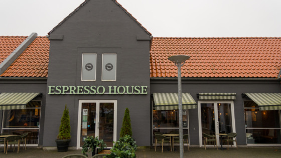 Udvalg af salater, sandwich og focaccia samt drikkevarer på et bord. Inspirationsbillede for at vise udvalg hos Espresso House i Ringsted Designer Outlet