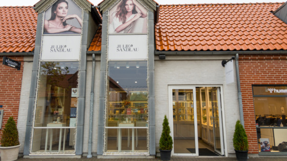 Kvinde iført smykker fra Julie Sandlau – inspirationsbillede fra Julie Sandlau i Ringsted Designer Outlet