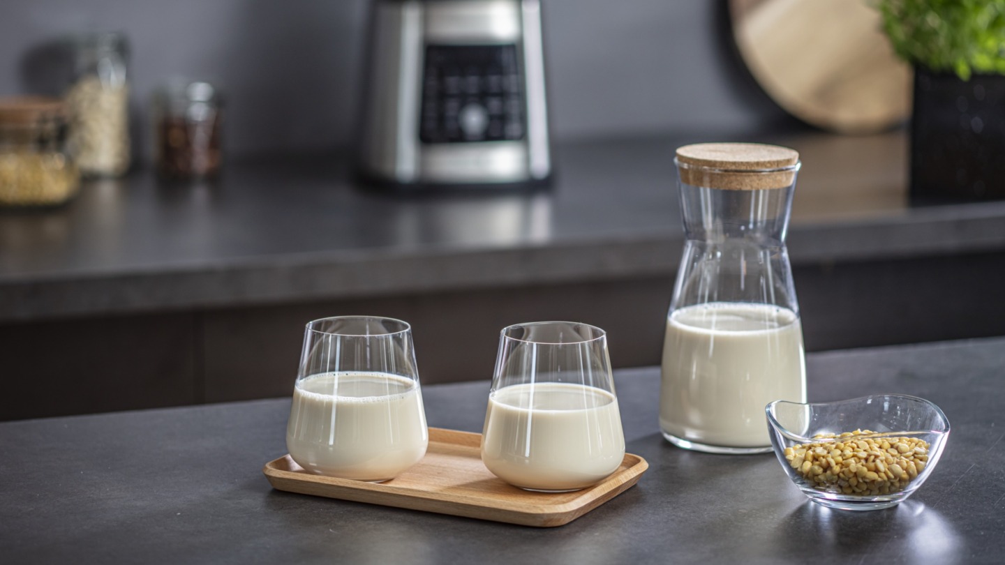 Inspirationsbillede af to glas, en karaffel og glasskål fra Home & Cook på køkkenbord