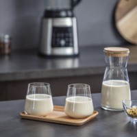 Inspirationsbillede af to glas, en karaffel og glasskål fra Home & Cook på køkkenbord