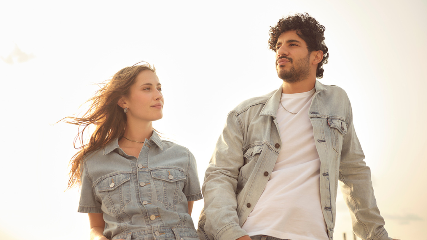 Kvinde og mand iført denimjakker fra Levi’s – inspirationsbillede fra Levi’s i Ringsted Designer Outlet