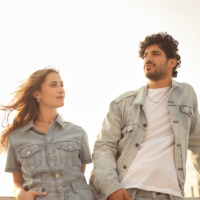 Kvinde og mand iført denimjakker fra Levi’s – inspirationsbillede fra Levi’s i Ringsted Designer Outlet
