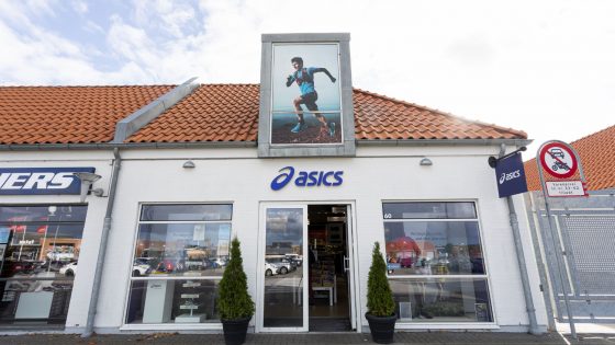 Mand løber i løse træningsshorts, langærmet træningsbluse og løbesko fra Asics- inspirationsbillede til at købe Asics løbesko og løbetøj i Ringsted Designer Outlet