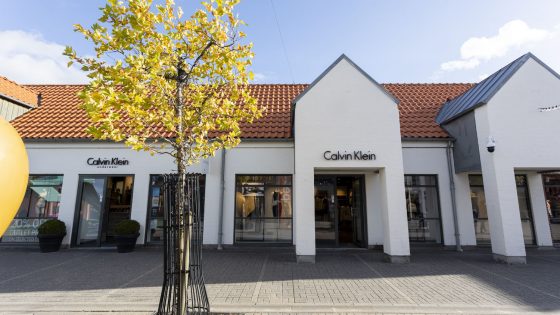 Unge kvinder iført denim jeans fra Calvin Klein - inspiration til shopping i Calvin Klein Outlet i Ringsted Designer Outlet - Danmarks eneste rigtige outletby. I Calvin Klein kan man købe modetøj til både dame og herre og er særligt kendt for sine ikoniske jeans og undertøj som f.eks. bokseshorts.