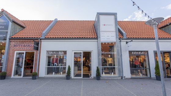 Kvinde iført tøj fra Companys - en damevest og damebukser - inspiration til shopping i Companys Outlet i Ringsted Designer Outlet, som har et stort udvalg af dame- og herretøj.