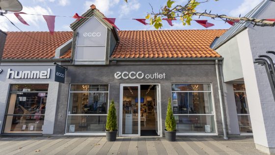 Kvindefod iført lysebrun ecco sandal - inspirationsbillede fra Ecco i Ringsted Designer Outlet