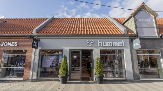 Pige i sportstøj fra Hummel – inspirationsbillede fra Hummel i Ringsted Designer Outlet