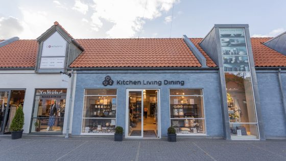 Hyggeligt loungemiljø med puder og tæppe – inspirationsbillede fra Kitchen Living Dining i Ringsted Designer Outlet