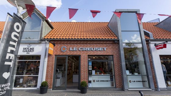 Støbejernsproduktion og 100-års jubilæumslogo – inspirationsbillede fra Le Creuset i Ringsted Designer Outlet