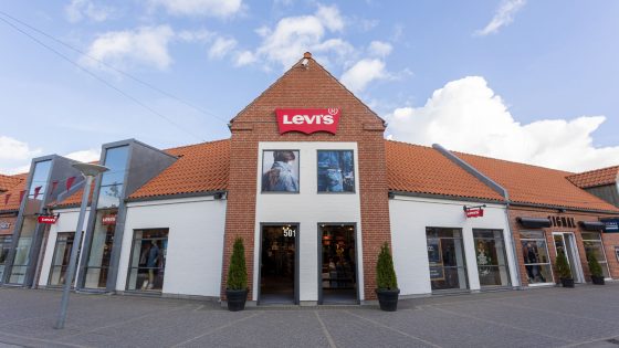 Kvinde og mand iført denimjakker fra Levi’s – inspirationsbillede fra Levi’s i Ringsted Designer Outlet