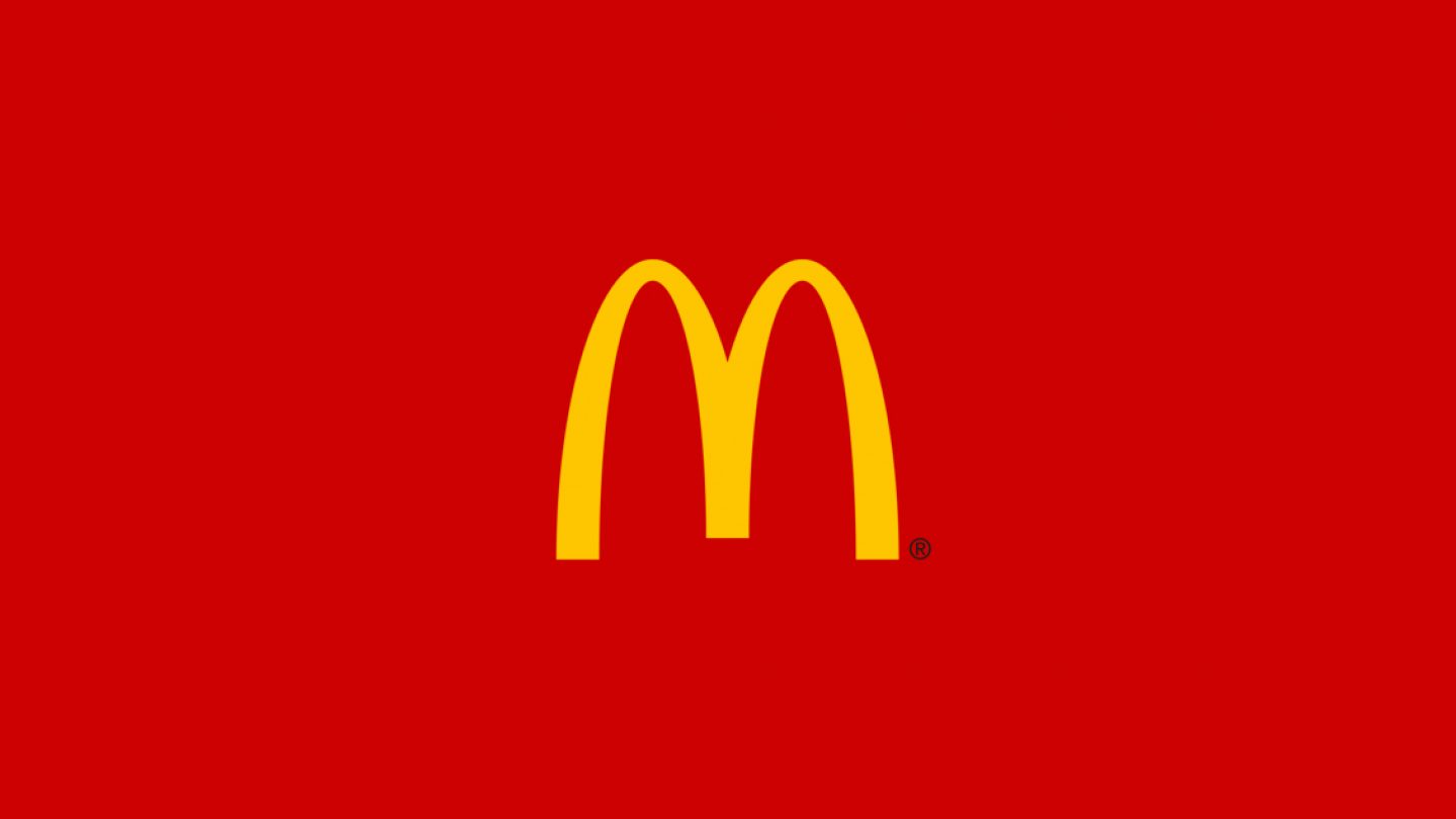 McDonald’s logo på rød baggrund som vises øverst på McDonald’s butiksside i Ringsted Designer Outlet