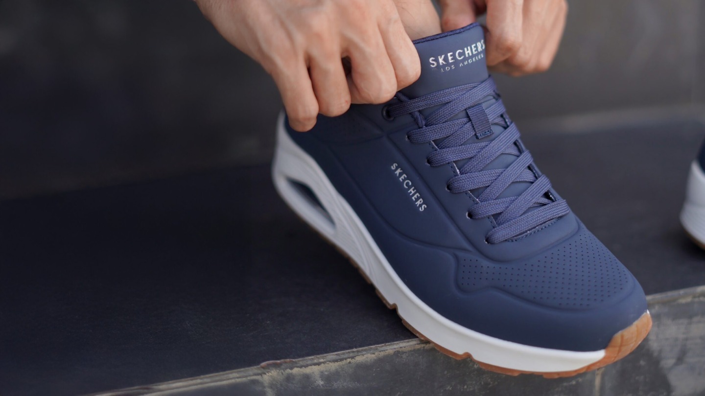 Person iført mørkeblå Skechers-sneaker – inspirationsbillede fra Skechers i Ringsted Designer Outlet
