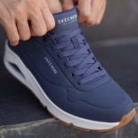 Person iført mørkeblå Skechers-sneaker – inspirationsbillede fra Skechers i Ringsted Designer Outlet