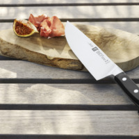 Kokkekniv fra Zwilling – en del af Pro-serien – inspiration til shopping i Zwilling Outlet i Ringsted Designer Outlet, som har et stort udvalg af køkkenudstyr i høj kvalitet til madentusiaster og hjemmekokke.