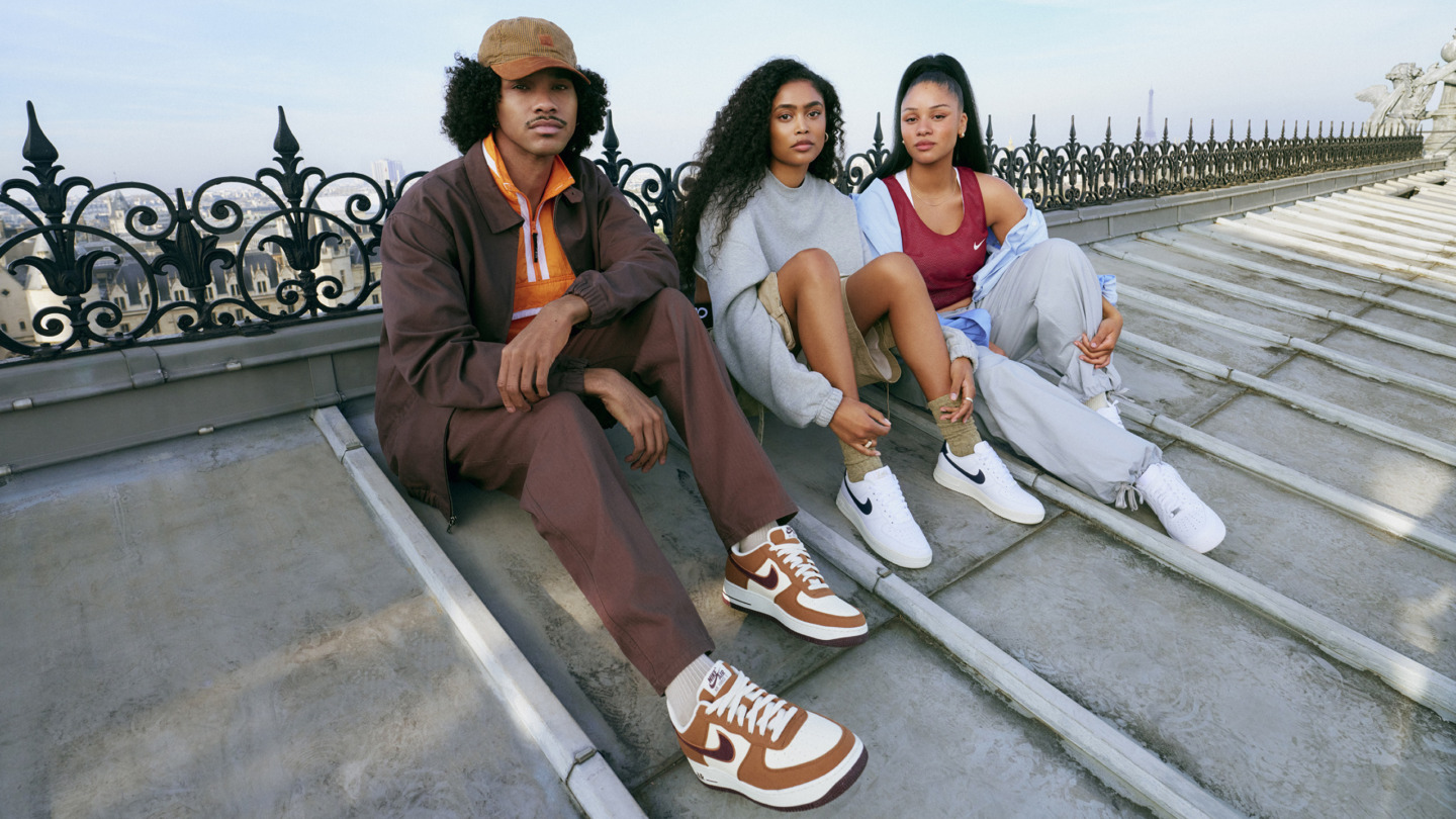 Tre modeller i Nike-outfits på trappe – inspirationsbillede fra Nike i Ringsted Designer Outlet