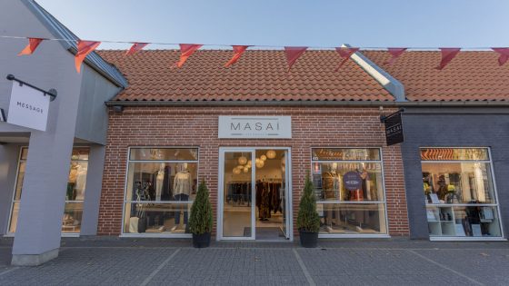 Kvinde iført mønstret bluse fra Masai – inspirationsbillede fra Masai i Ringsted Designer Outlet