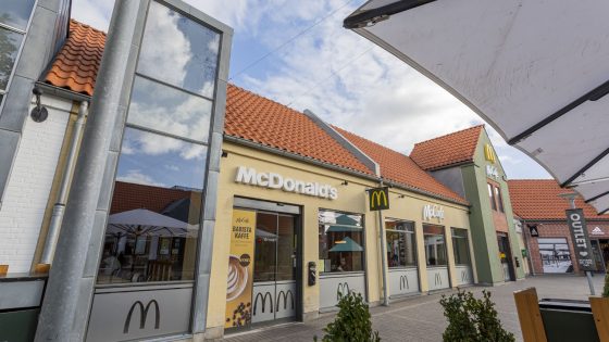 McDonald’s logo på rød baggrund som vises øverst på McDonald’s butiksside i Ringsted Designer Outlet