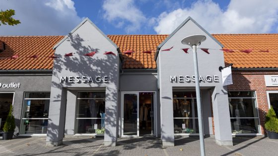 Kvinde iført lyst sæt i cementfarvet rum – inspirationsbillede fra Message i Ringsted Designer Outlet