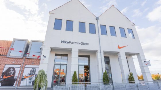Tre modeller i Nike-outfits på trappe – inspirationsbillede fra Nike i Ringsted Designer Outlet