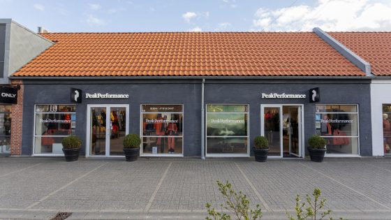 Mand iført outdoorjakke fra Peak Performance – inspirationsbillede fra Peak Performance i Ringsted Designer Outlet