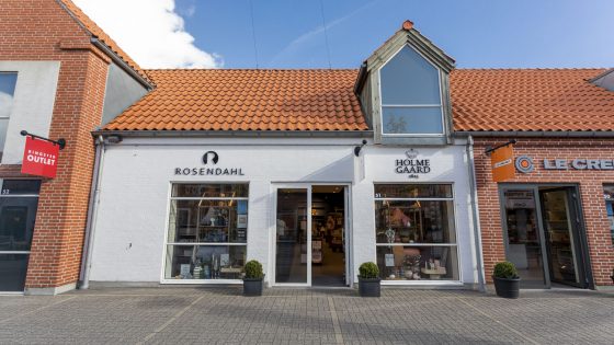 Rosendahl produkter på dækket bord – som vist på Ringsted Designer Outlets hjemmeside, hvor Rosendahl Design Group har en outletbutik med design til hjemmet.