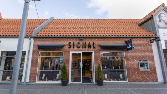 Mand iført afslappet sommertøj fra Signal – inspirationsbillede fra Signal i Ringsted Designer Outlet, som tilbyder klassisk herretøj i høj kvalitet.