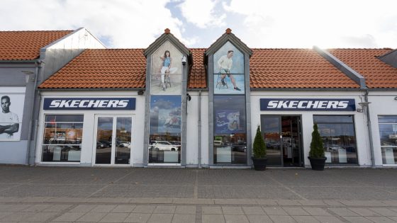 Person iført mørkeblå Skechers-sneaker – inspirationsbillede fra Skechers i Ringsted Designer Outlet