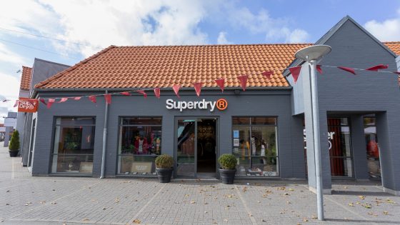 Mand iført Superdry-tøj – inspirationsbillede fra Superdry i Ringsted Designer Outlet