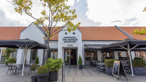 Madbillede med burgere, pommes frites og dip – inspirationsbillede fra The Burger i Ringsted Designer Outlet