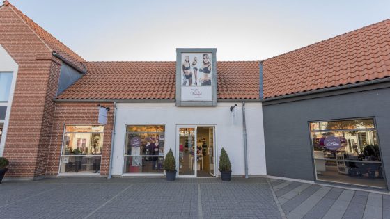 Kvinde iført mørkeblåt undertøj fra Triumph – inspirationsbillede fra Triumph i Ringsted Designer Outlet
