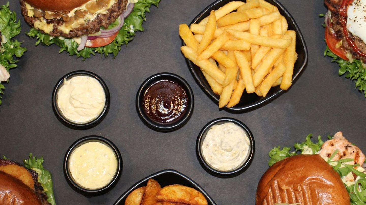 Madbillede med burgere, pommes frites og dip – inspirationsbillede fra The Burger i Ringsted Designer Outlet