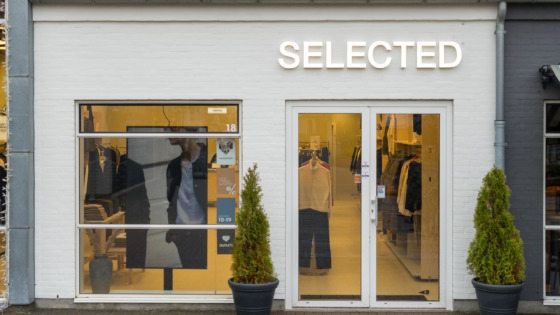 Mand og kvinde i casual Selected-tøj – inspirationsbillede fra Selected i Ringsted Designer Outlet