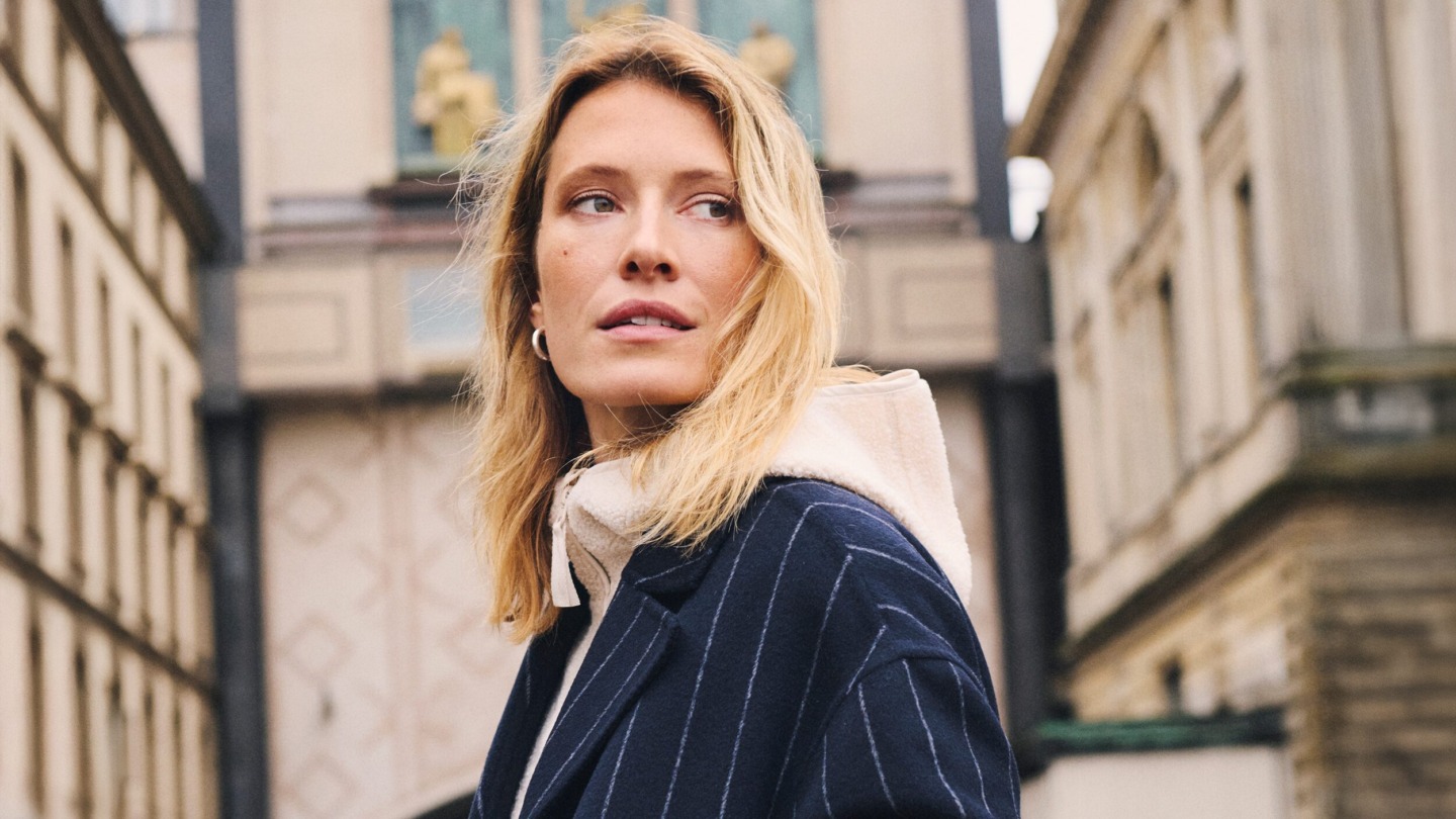 Kvinde iført tøj fra Companys - stribet uldfrakke og hoodie- inspiration til shopping i Companys Outlet i Ringsted Designer Outlet, som har et stort udvalg af dame- og herretøj.