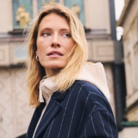 Kvinde iført tøj fra Companys - stribet uldfrakke og hoodie- inspiration til shopping i Companys Outlet i Ringsted Designer Outlet, som har et stort udvalg af dame- og herretøj.