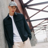 Dreng iført tøj og kasket fra Helly Hansen. Inspirationsbillede fra Helly Hansen i Ringsted Designer Outlet