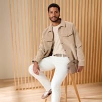 Mand iført lyst tøj fra Guess. Inspirationsbillede fra Guess i Ringsted Designer Outlet.