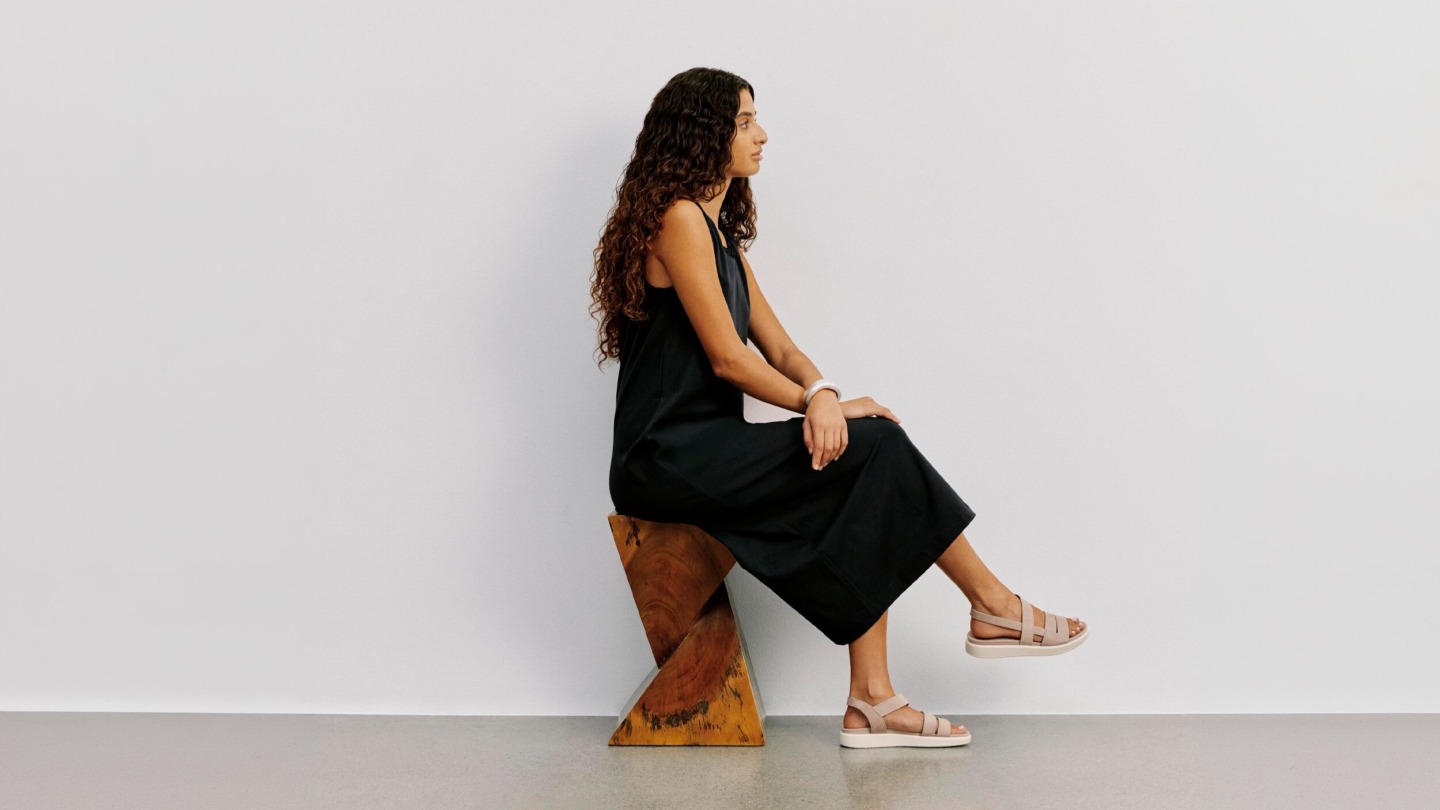 Kvinde med Ecco sandaler på. Inspirationsbillede fra Ecco som sælger sko til herre, damer og børn i Ringsted Designer Outlet.